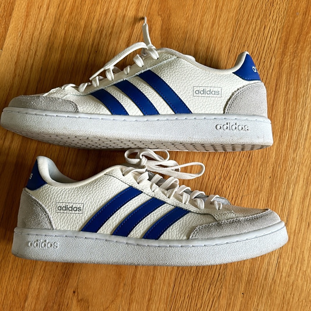 Adidas men’s sneaker size 10.5. White and blue stripes.